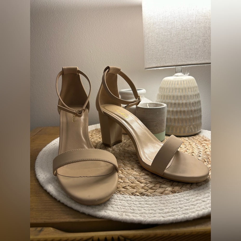 LIKE NEW - Ankis beige heels
